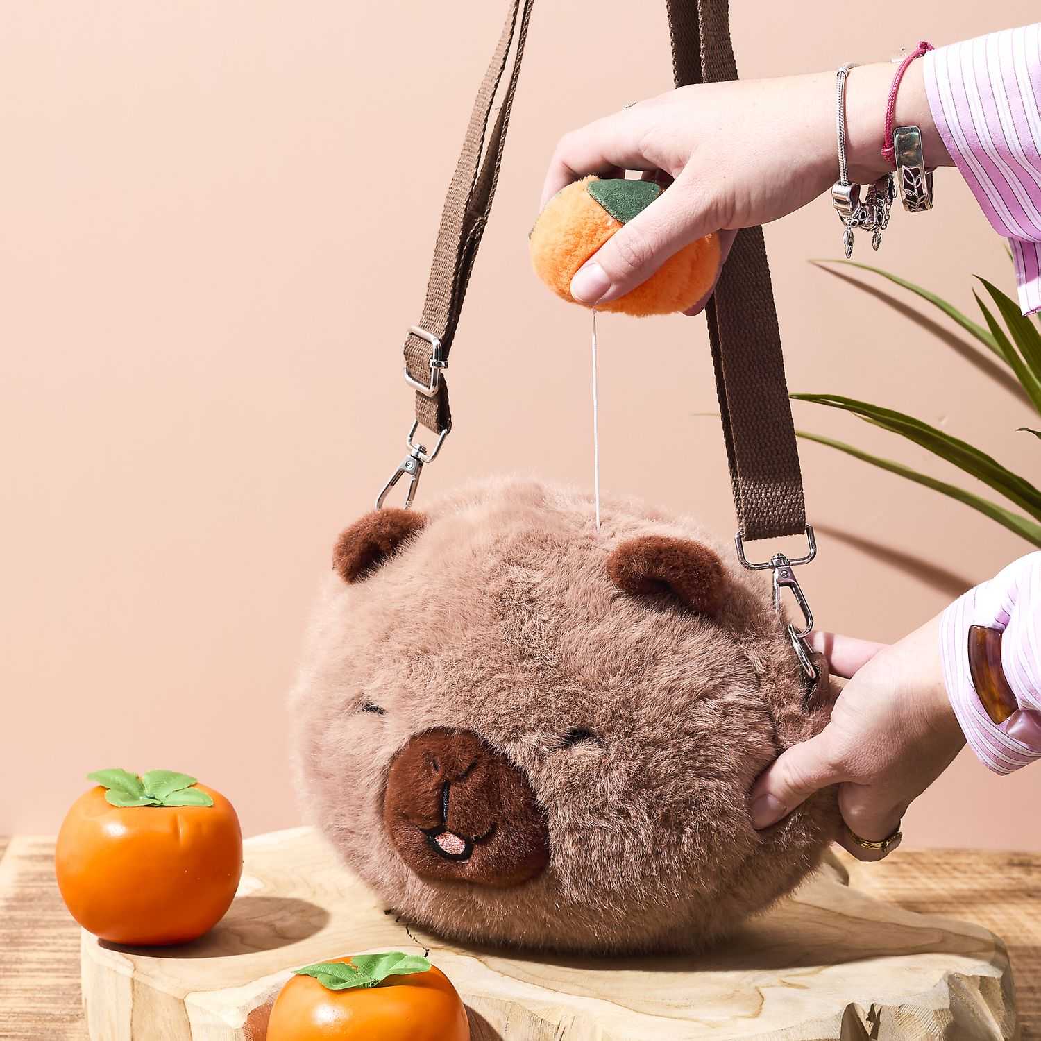 SAC PELUCHE CAPYBARA VIBRANT - Image 3